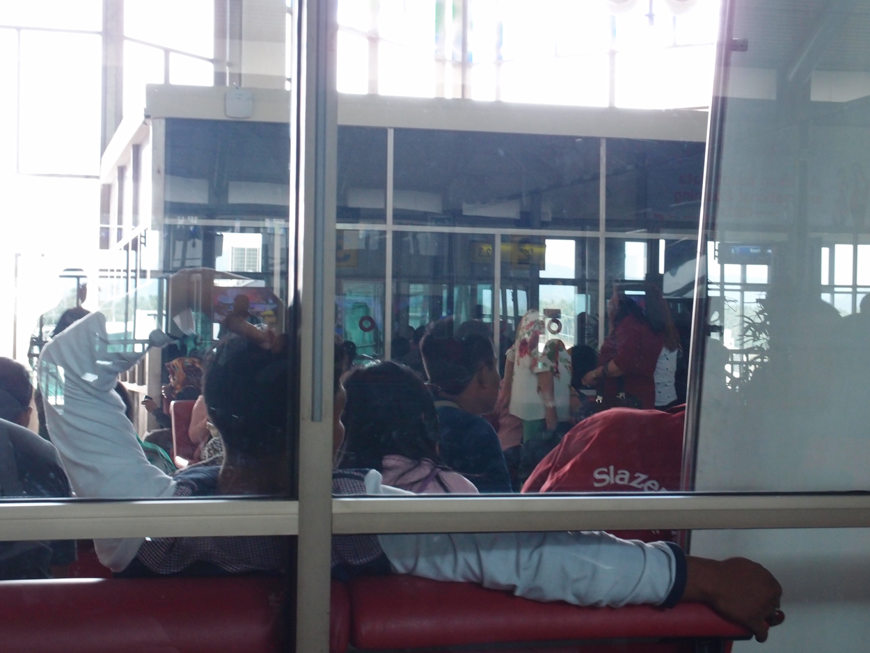 2015-10-07 05 Manado Airport (Video, Audio + Foto)